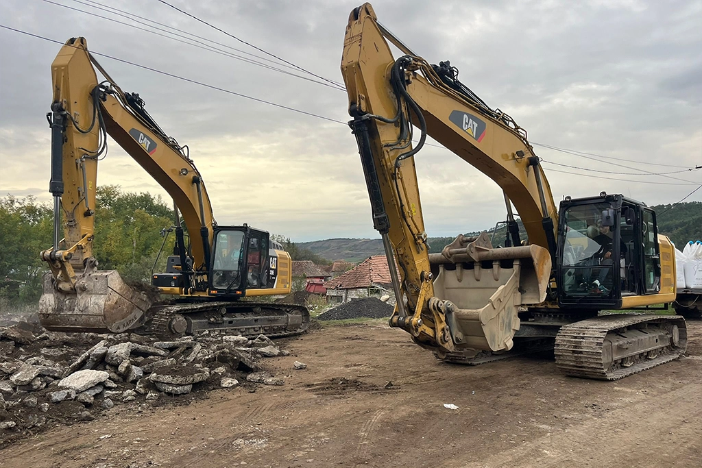 excavatoare folosite la excavații și demolări