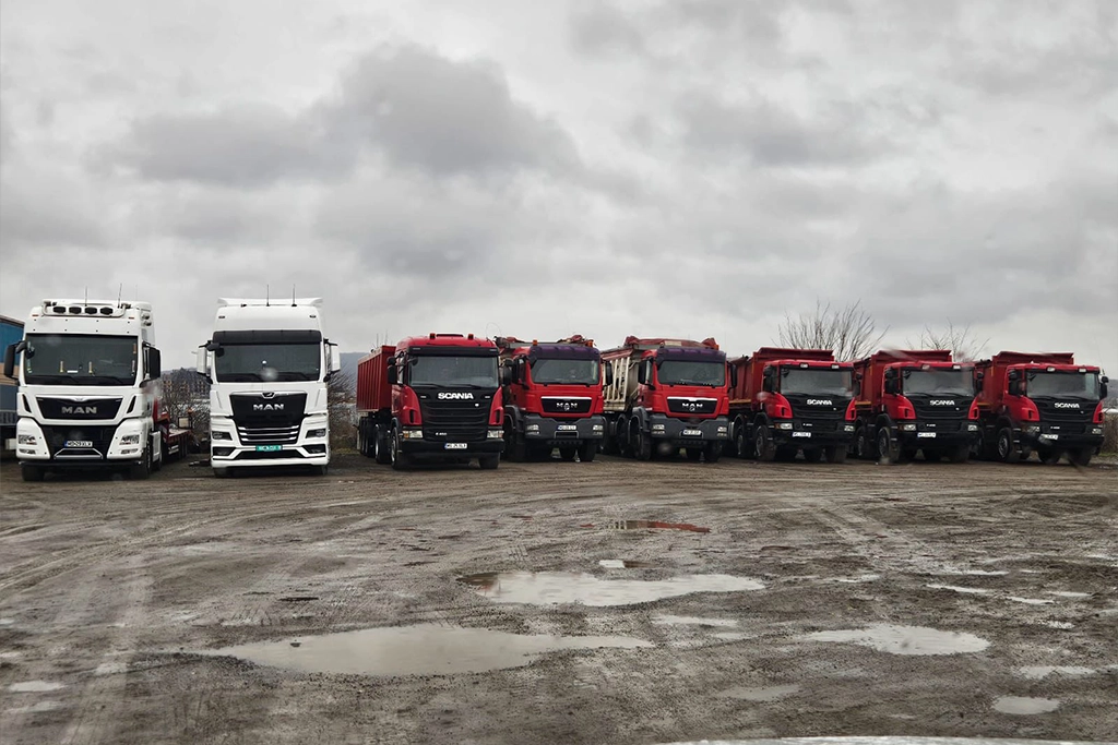 camioane și autobsculante pregătite de lucru