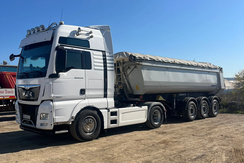 camion și semiremorcă din flota Sindrax Transis