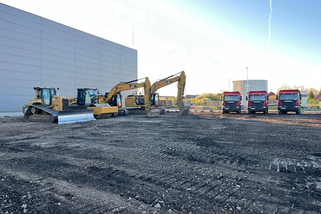 buldozere, excavatoare și autobasculante folosite la proiecte de construcții