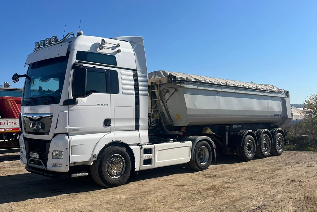 camion cu semiremorcă din flota Sindrax Transis